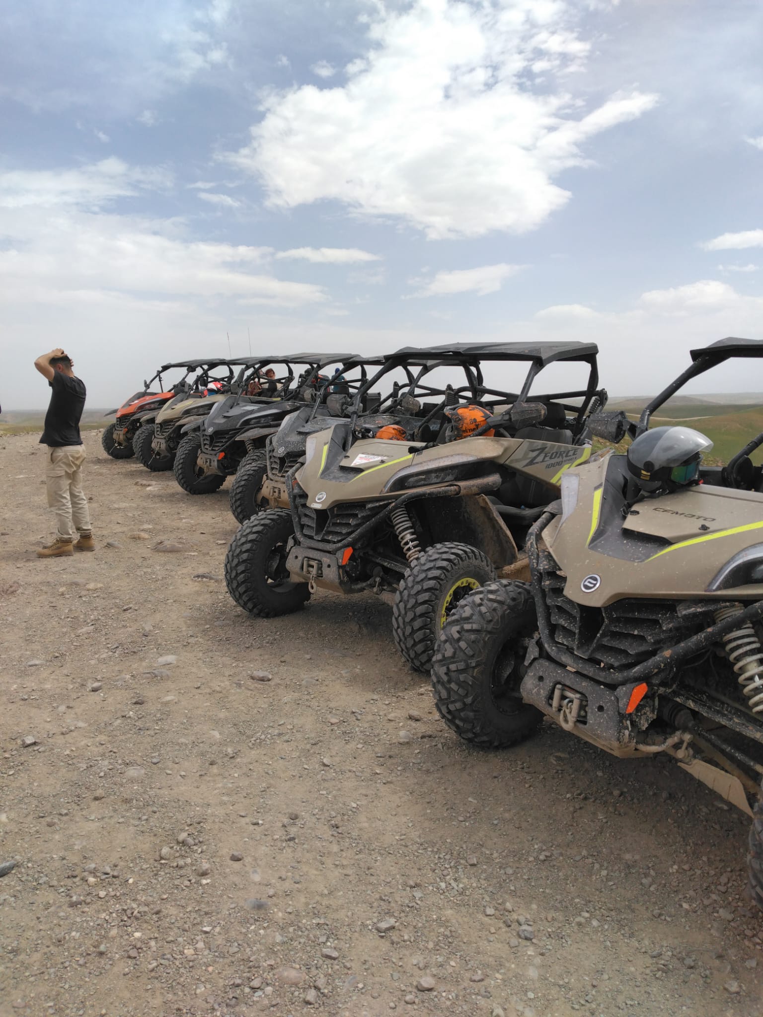 Alignement de CFMOTO Zforce au départ du raid Haut-Atlas LQC Aventures