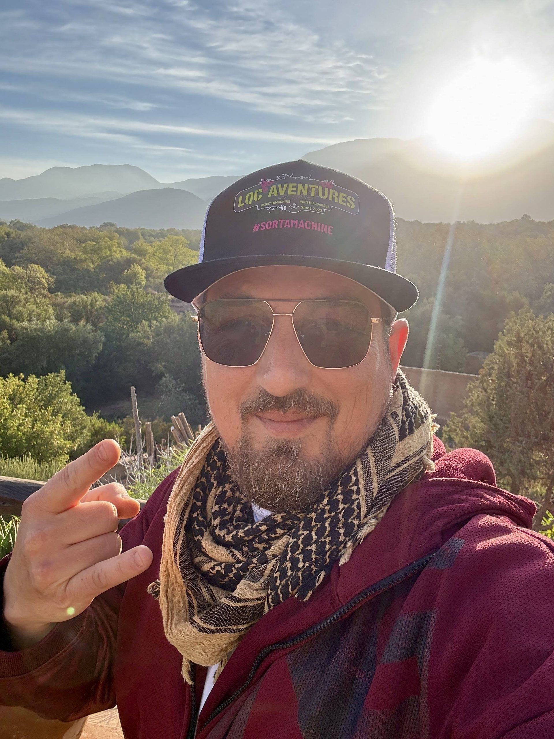Johnathan, fondateur de LQC Aventures, guide titulaire CQP Randonnée Motorisée — casque face au Haut-Atlas marocain