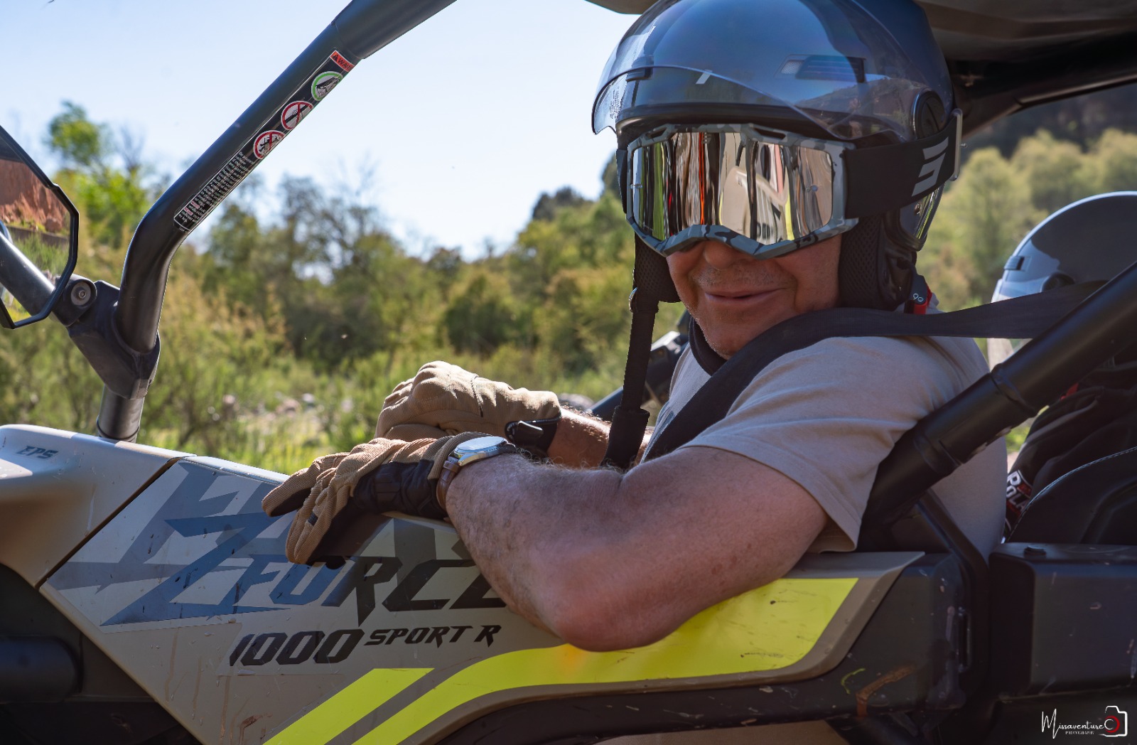 Raid Atlas-Atlantique LQC Aventures — SSV CFMOTO Zforce avec arc-en-ciel sur terrain rouge de l'Atlas marocain